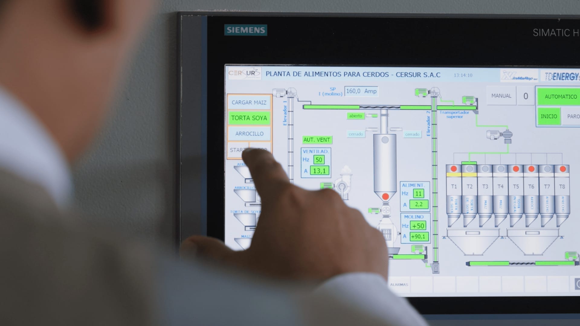 Pantalla del sistema de automatización y control en planta de alimento.